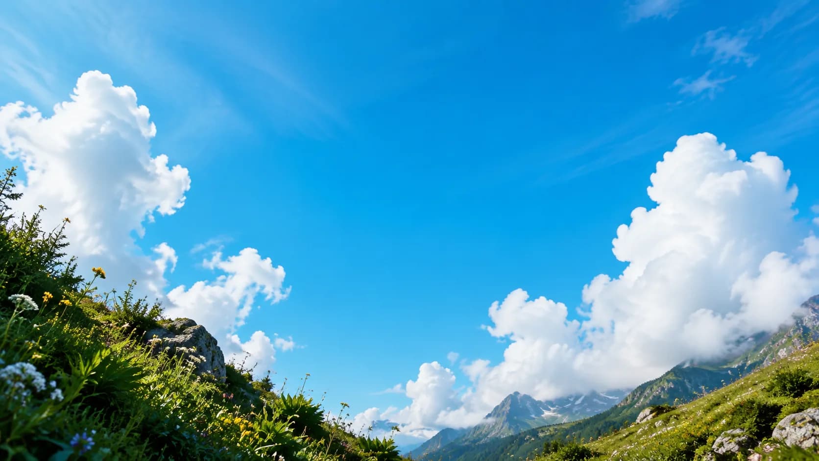 Blauer Himmel über einer grünen Berglandschaft